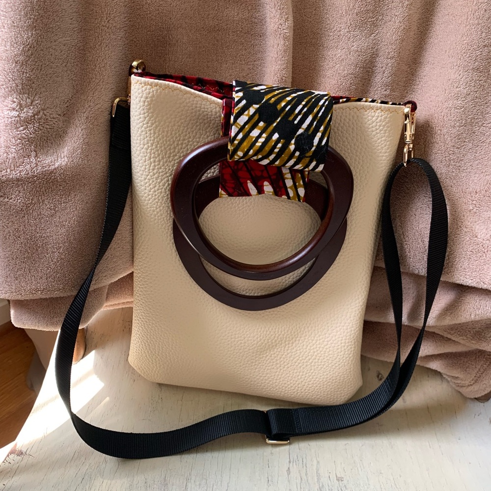 Beautifully made leather & cloth reversible purse w/versitol straps.